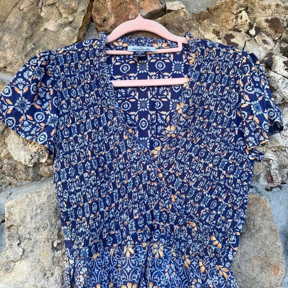 Magnolia Boutique blue rayon blouse white and beige floral and geometric sz S